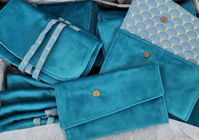 Jolie pochette en velours bleu turquoise et motifs dorés